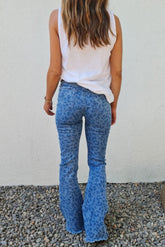 Himmelblaue High Waist Flare Jeans mit Leopardenmuster und ungesäumtem Saum